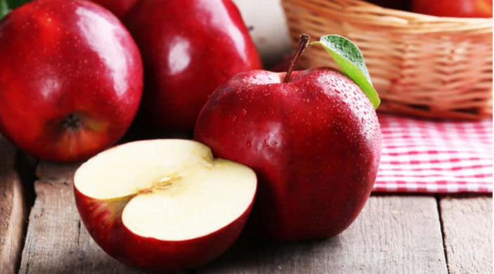táo đỏ chứa nhiều vitamin C và K, cùng với chất xơ có lợi cho sức khỏe.