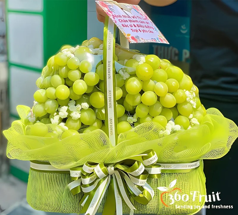 Giỏ nho xanh không hạt tươi ngon hấp dẫn 