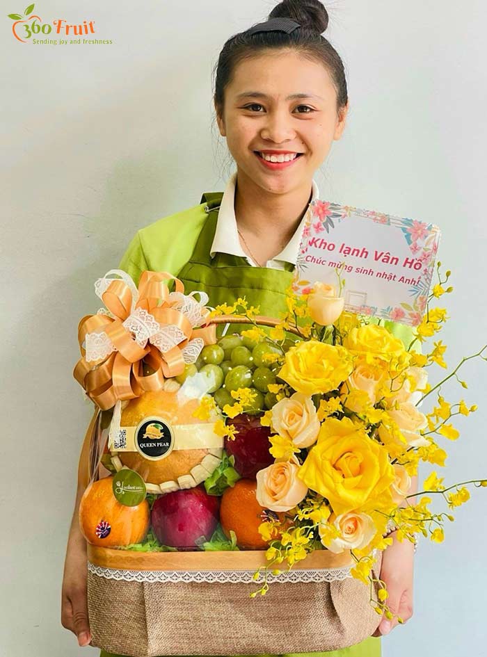 Mẫu giỏ trái cây cao cấp trên 2 triệu của 360 Fruit với sự đa dạng của trái cây nhập khẩu và cách trang trí ấn tượng