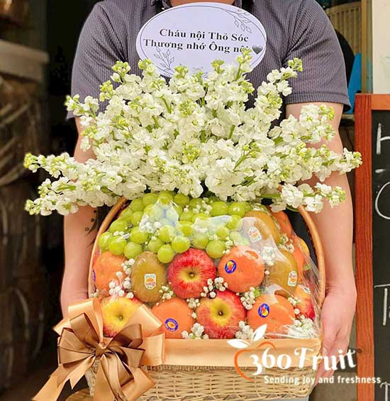 Giỏ trái cây chia buồn trang trọng kèm lời nhắn ý nghĩa