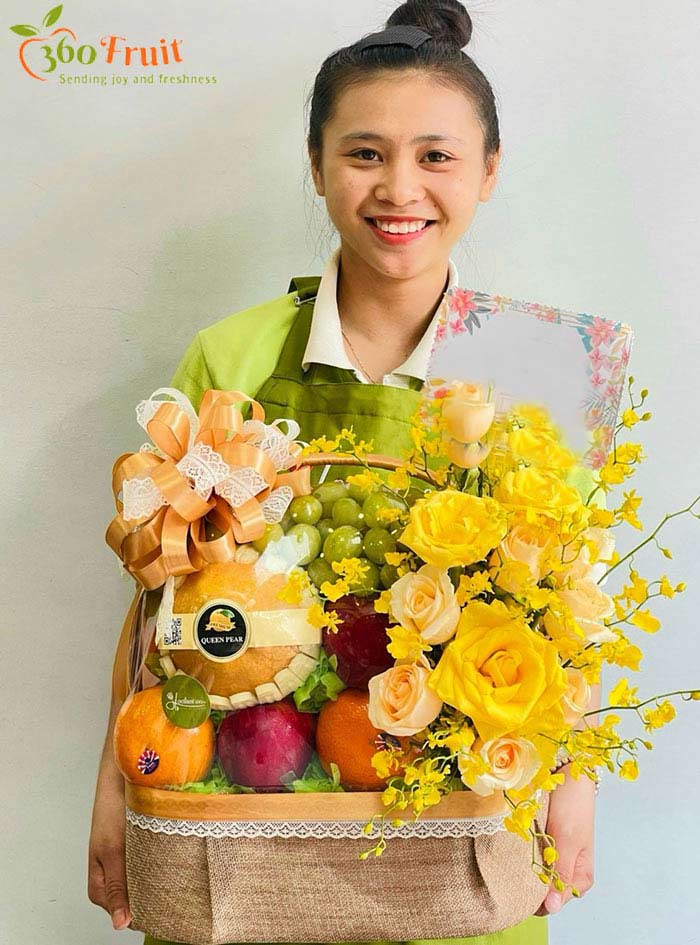Giỏ trái cây kèm hoa ý nghĩa tặng người thân là Quân nhân Ngày 22/12
