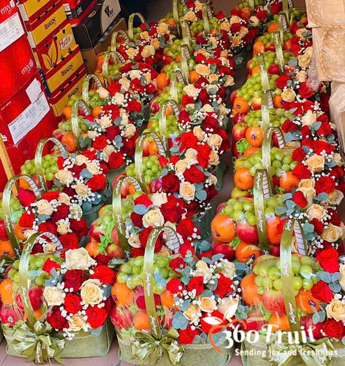 Giỏ quà chúc mừng cao cấp tại shop bán giỏ trái cây nhập khẩu Ecopark 