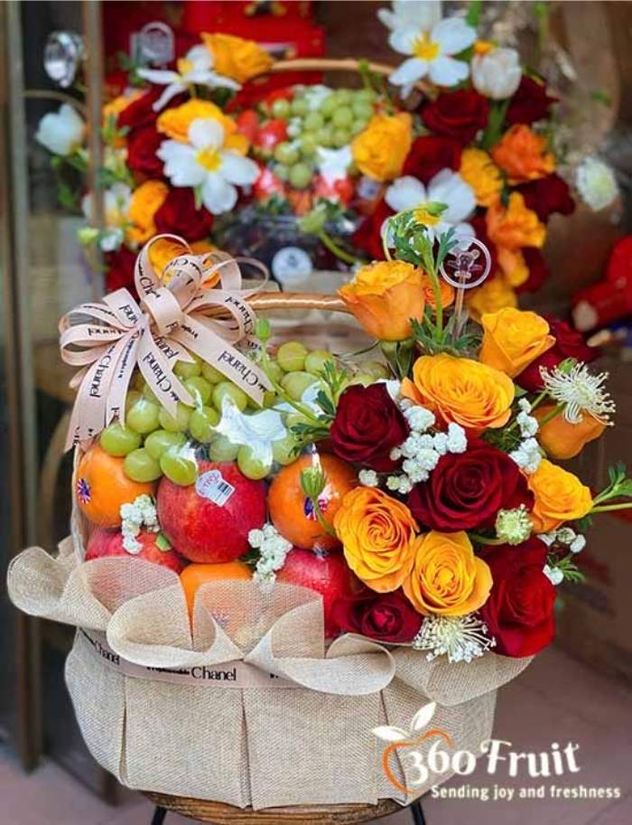 Giỏ trái cây kèm hoa tươi sang trọng mừng sinh nhật
