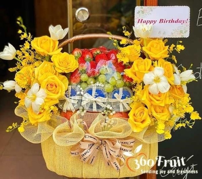 Giỏ trái cây tặng sinh nhật kèm hoa tươi sang trọng