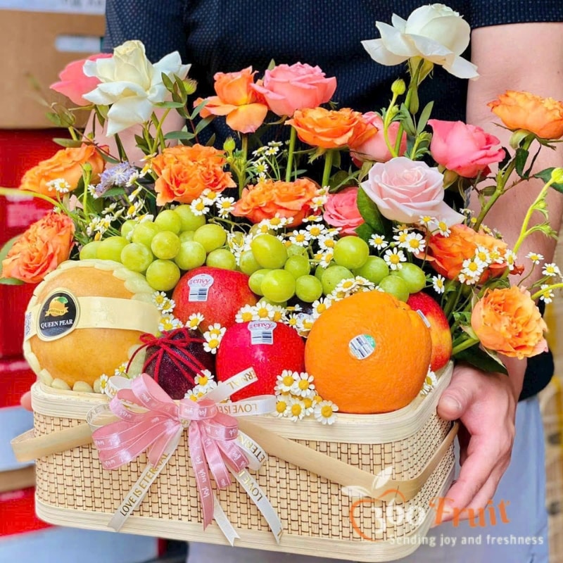 Giỏ trái cây tặng ngày 21/6 dạng giỏ mây, tre đan