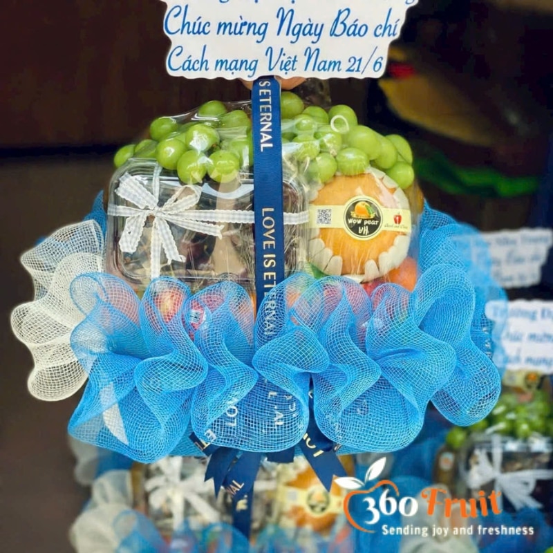 Giỏ trái cây tri ân ngày báo chí tone xanh
