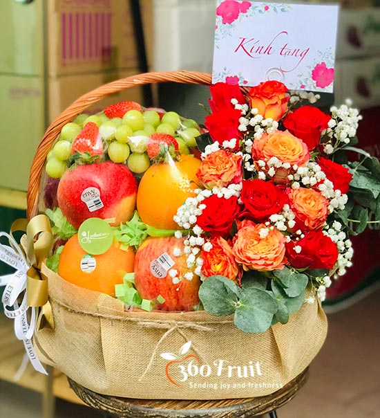 Giỏ trái cây nhập khẩu kèm hoa tươi cao cấp tặng đối tác, khách hàng lễ Trung Thu 