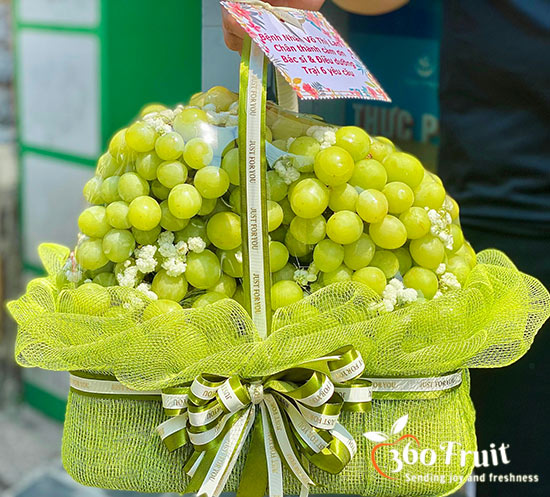 Mẫu giỏ hoa quả 500K với các loại trái cây Vinmart tươi tắn, được gói gọn gàng