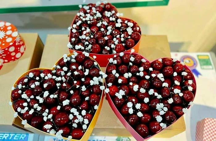 Hộp quà cherry trái tim kết hợp hoa tươi độc lạ