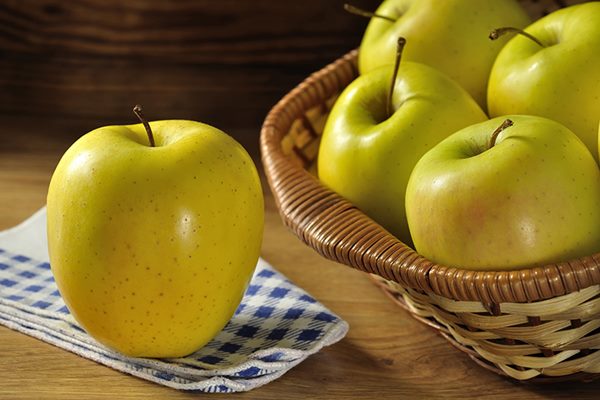 Táo nhập khẩu Golden Delicious có vị ngọt, hơi chua và thơm