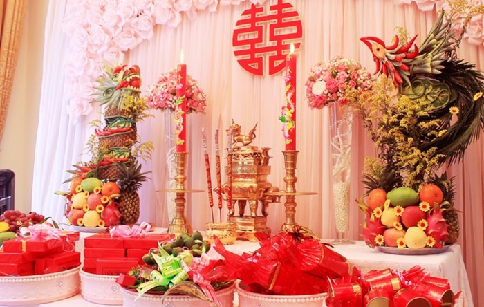 Trái cây được chuẩn bị để chưng trên bàn thờ ngày cưới