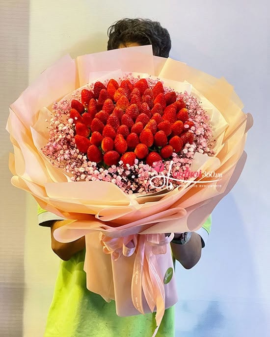 Bó trái cây từ dâu tươi tặng người yêu, người thân