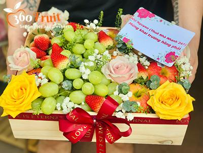 Hộp quà trái cây Vạn sự như ý kết hợp hoa tươi tặng bạn bè, khách nước ngoài
