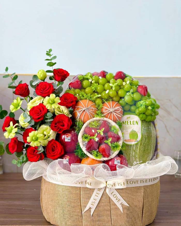Giỏ trái cây cắm hoa thay lời cảm ơn