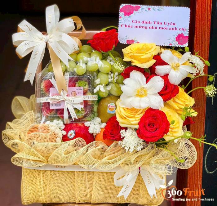 Giỏ quà đi biếu mừng tân gia tone vàng