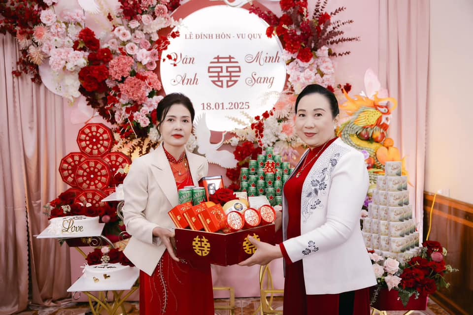 Lễ ăn hỏi (đính hỏi) giữa nhà trai và nhà gái