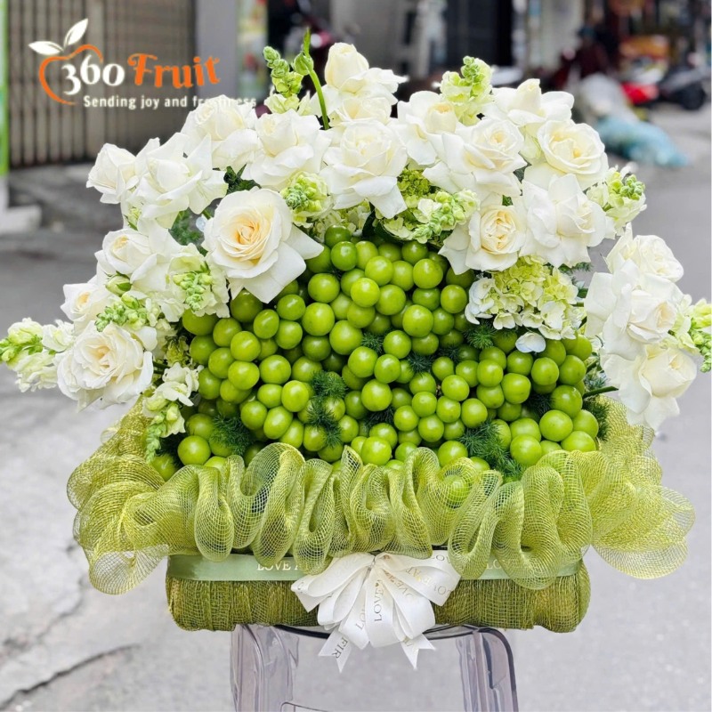 Giỏ trái cây tháp nho tặng dịp thôi nôi