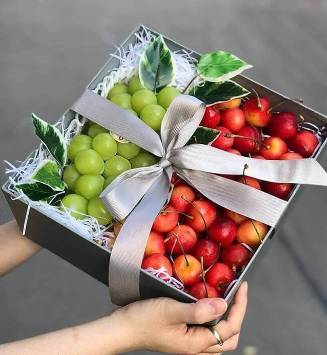 Hộp quà trái cây sinh nhật phù hợp với sở thích người nhận