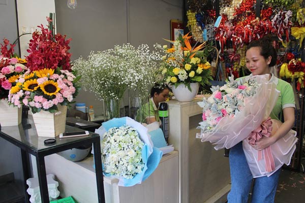 nhân viên shop hoa Nguyến Hữu Thọ luôn tận tâm